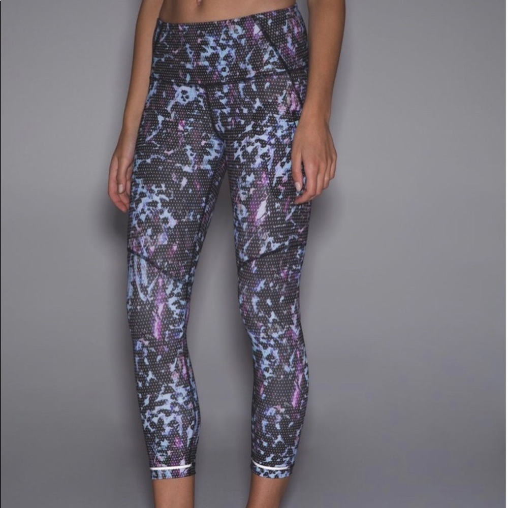 Lululemon All Sport Crop
Floral/Tranquil Blue 6